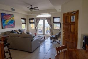 Posezení v ubytování Caye Reef Condos