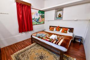 Un dormitorio con una cama con una cortina roja. en Jaswant Bhawan The Heritage Haveli, en Jodhpur