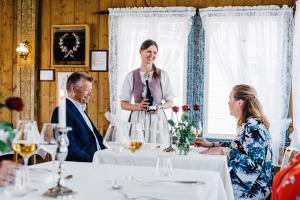 Επισκέπτες που μένουν στο Utne Hotel