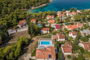 uma vista aérea de uma casa com piscina em Villa D em Postira