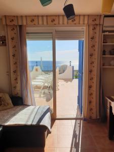 um quarto com uma cama e vista para o oceano em Casa Sacy em Villajoyosa