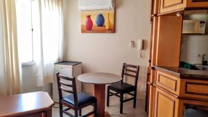 una pequeña cocina con mesa y 2 sillas en Apartment on Oscar Freire by Paulista and Clínicas, en São Paulo