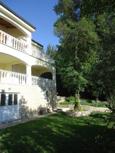 Vonkajšia záhrada v ubytovaní APARTMANI BAN
