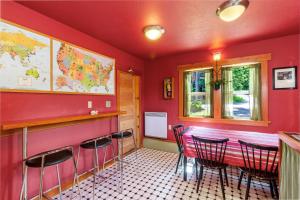 un bar avec des murs rouges et des chaises dans un restaurant dans l'établissement Juniper Lane Guest House, à Friday Harbor