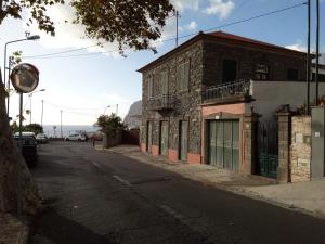 een lege straat met een gebouw aan de kant van de weg bij Victoria 1942 in Funchal