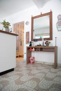 a bathroom with a mirror and a counter at Hostel Calábria na Vila Madalena junto a alegria da Vila in Sao Paulo