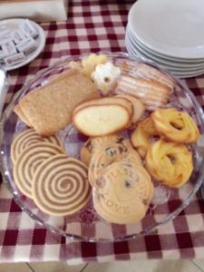 un plato de galletas y galletas saladas en una mesa en Agriturismo Ai Prüsot, en Bagnolo Piemonte