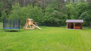 einen Park mit Spielplatz und Spielstruktur in der Unterkunft DOMEK AGA in Kruklanki