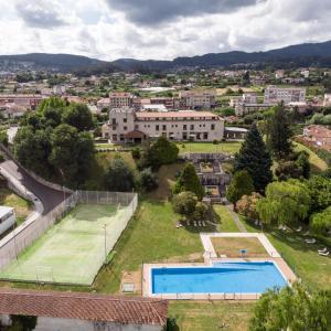 an aerial view of a tennis court and a tennis racket at Parador de Tui in Tui