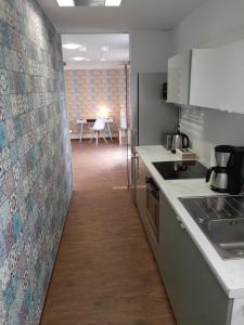 eine Küche mit einer Spüle und einer Arbeitsplatte in der Unterkunft Gemütliche Ferienwohnung, Ländlich und Stadtnah, ruhig gelegen in Rheda-Wiedenbrück