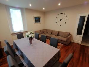 A seating area at Villa Moiacchina Luxury Home