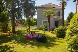 A garden outside Villa Moiacchina Luxury Home