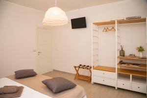 1 dormitorio con cama, mesa y estante en Monferrato Bed&Bike en Murisengo