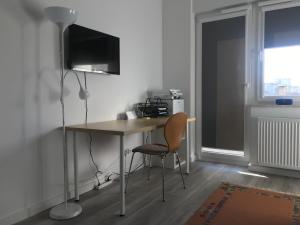 Televízia a/alebo spoločenská miestnosť v ubytovaní Apartament Malta Supreme