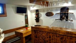 un bar con barra de madera en una habitación en Kuca za odmor Vinica breg en Varaždin
