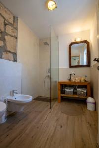 Un baño con lavabo, inodoro y espejo. en Villa Lantina, en Betina