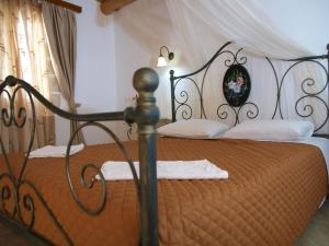 En eller flere senge i et værelse på Vafes Traditional Stone Houses
