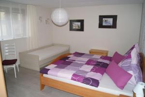 Postel nebo postele na pokoji v ubytování Ferienwohnung Im Alftal, Bleialf + 13 fotografií