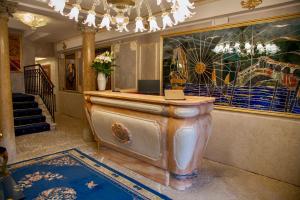 a lobby with a desk and a painting on the wall at Egò Boutique Hotel The Silk Road in Venice