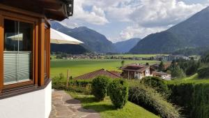 - une vue sur un village depuis la fenêtre d'une maison dans l'établissement Privathaus Achensee, à Achenkirch
