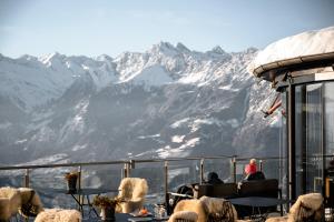 Vista generica sulle montagne o vista sulle montagne dall'interno dell'hotel