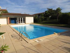 a swimming pool in a yard with a house at Studio Santa Monica - Climatisé - Piscine - Parking in Toulouse