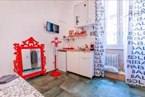 una camera con specchio rosso e cucina di Casa Coco a Lecce