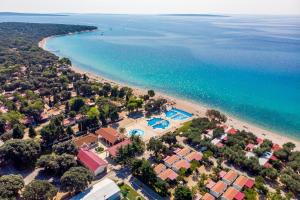 widok z lotu ptaka na plażę i ocean w obiekcie Apartman LOTA w Novalji