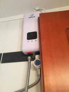 un cable enchufado en una pared al lado de una puerta en Cozy Little Home, en Heraclión