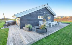een houten terras met een tafel en een grill bij Lovely Home In Vinderup With Wifi in Vinderup