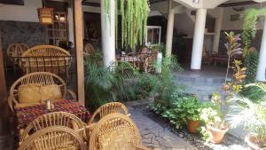 un restaurante con mesa, sillas y plantas en SHANTI SHANTI Hotel & Restaurante, en San Pedro La Laguna