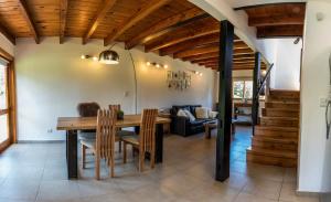 - une salle à manger avec une table et des chaises en bois dans l'établissement Casa Roma, à Villa La Angostura