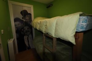塞拉內華達的住宿－PRESIDENTE CON ENCANTO，一张位于一间房间内的双层床,房间里有两张男人的照片