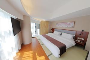 Postel nebo postele na pokoji v ubytování Shanghai Menglong Hotel Management