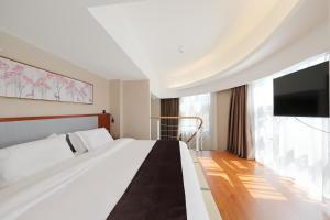 Postel nebo postele na pokoji v ubytování Shanghai Menglong Hotel Management