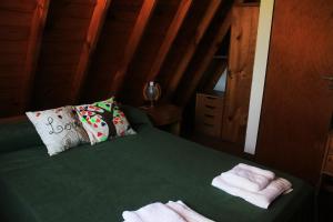 Una cama o camas en una habitación de Cabañas Alpinos