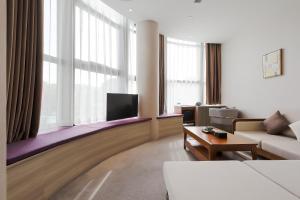 TV a/nebo společenská místnost v ubytování Shanghai Menglong Hotel Management