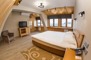 1 dormitorio con 1 cama grande y TV en Anastasia Hotel, en Nikola