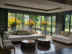 Posezení v ubytování Vimala Hills Resort Cozy Villa Puncak Gadog Bogor