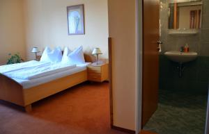 A bed or beds in a room at Hotel Weldi