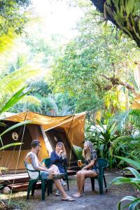 Guests staying at Dougies Backpackers Resort 