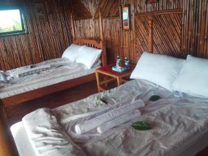 una camera con due letti e un tavolino di Sipi Coffee Lodge a Kapchorwa