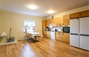 Ett kök eller pentry på Amazing Home In Tidaholm With Kitchen
