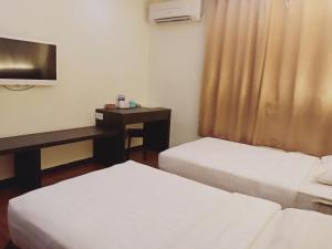 Voodi või voodid majutusasutuse Fajar Hotel toas