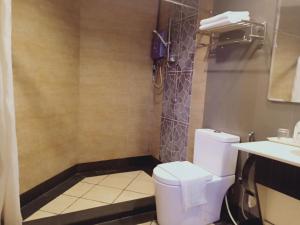 拿篤的住宿－Fajar Hotel，浴室配有卫生间、盥洗盆和淋浴。