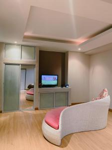 A television and/or entertainment centre at Inspire House Hotel