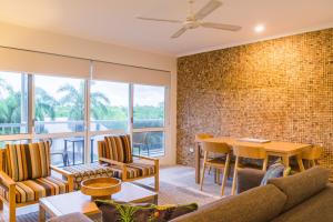uma sala de estar com um sofá e uma mesa em Coral Coast Resort Accor Vacation Club Apartments em Palm Cove