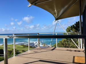 vistas al océano desde la terraza de una casa en Lorne Foreshore Caravan Park, en Lorne