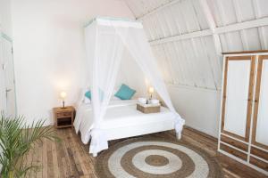 Een bed of bedden in een kamer bij 7SEAS Cottages