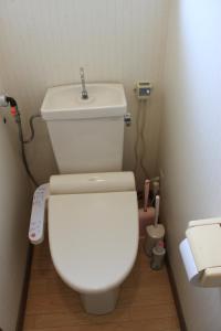 ein Badezimmer mit einer weißen Toilette und einem Waschbecken in der Unterkunft Farm Inn Tsurui in Tsurui + 12 Fotos